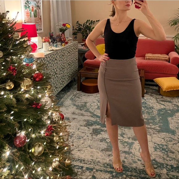 MM LaFleur Mulberry Skirt with a Slit - Picture 3 of 9